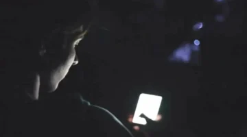 استخدام الهاتف ليلاً يزيد الأفكار السلبية وتأثيره في السعودية